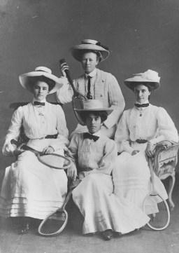 Studio_portrait_of_four_female_tennis_players,_1907_(6894080272)
